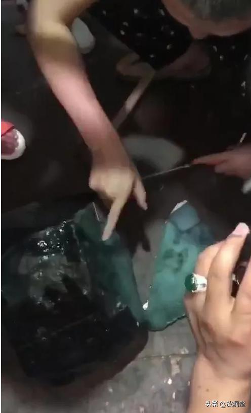 捡到翡翠原石搞笑视频哪里可以捡到翡翠原石-第5张图片-翡翠网 捡到翡翠原石搞笑视频哪里可以捡到翡翠原石-第5张图片-翡翠网