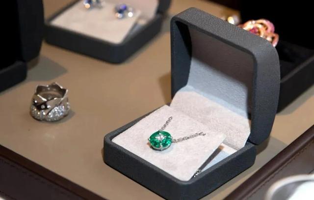 周大福翡翠原石手镯鉴定视频周大福a货翡翠可靠么-第3张图片-翡翠网 周大福翡翠原石手镯鉴定视频周大福a货翡翠可靠么-第3张图片-翡翠网