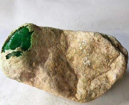 冰种翡翠原石是这样出来的翡翠原石在河里长什么样-第1张图片-翡翠网 冰种翡翠原石是这样出来的翡翠原石在河里长什么样-第1张图片-翡翠网