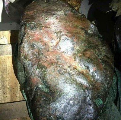 冰种翡翠原石是这样出来的翡翠原石在河里长什么样-第5张图片-翡翠网 冰种翡翠原石是这样出来的翡翠原石在河里长什么样-第5张图片-翡翠网