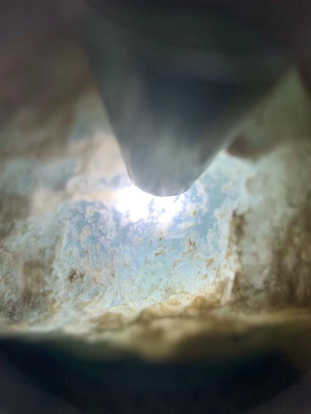 木纳翡翠原石打灯有底色,翡翠原石的白雾怎样看-第8张图片-翡翠网