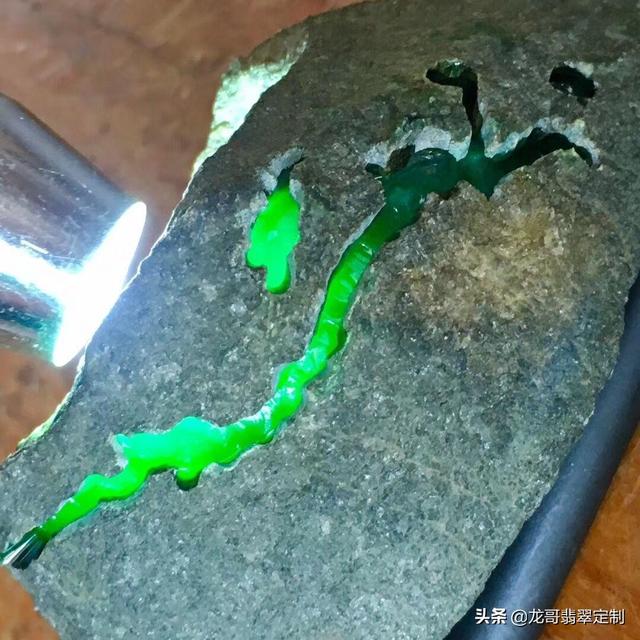 浅蓝绿色油青翡翠原石蓝绿色油青翡翠-第1张图片-翡翠网 浅蓝绿色油青翡翠原石蓝绿色油青翡翠-第1张图片-翡翠网