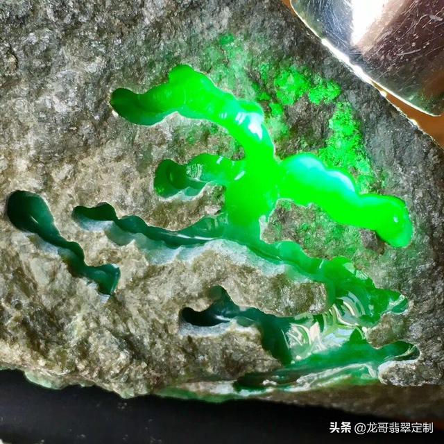 浅蓝绿色油青翡翠原石蓝绿色油青翡翠-第2张图片-翡翠网 浅蓝绿色油青翡翠原石蓝绿色油青翡翠-第2张图片-翡翠网