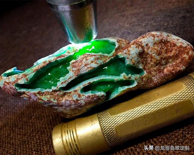 浅蓝绿色油青翡翠原石蓝绿色油青翡翠-第3张图片-翡翠网 浅蓝绿色油青翡翠原石蓝绿色油青翡翠-第3张图片-翡翠网