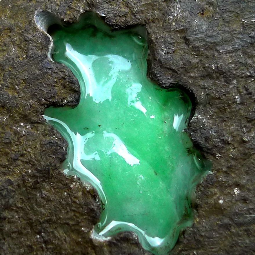 真假翡翠原石基本鉴定方法,翡翠原石假种是怎么回事-第1张图片-翡翠网 真假翡翠原石基本鉴定方法,翡翠原石假种是怎么回事-第1张图片-翡翠网