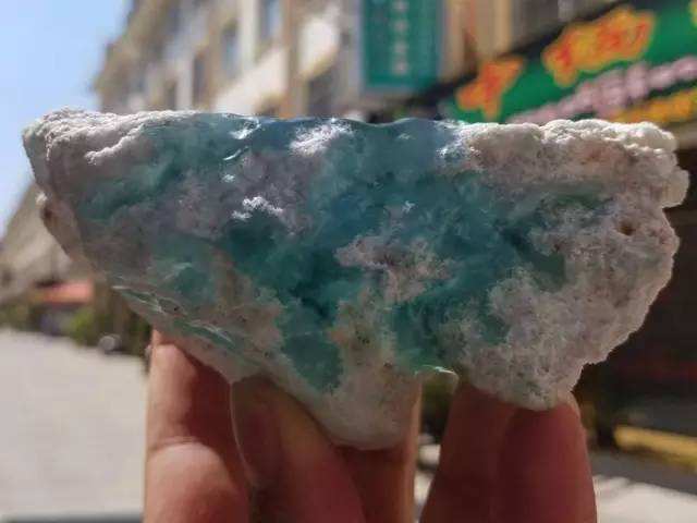 真假翡翠原石基本鉴定方法,翡翠原石假种是怎么回事-第2张图片-翡翠网 真假翡翠原石基本鉴定方法,翡翠原石假种是怎么回事-第2张图片-翡翠网