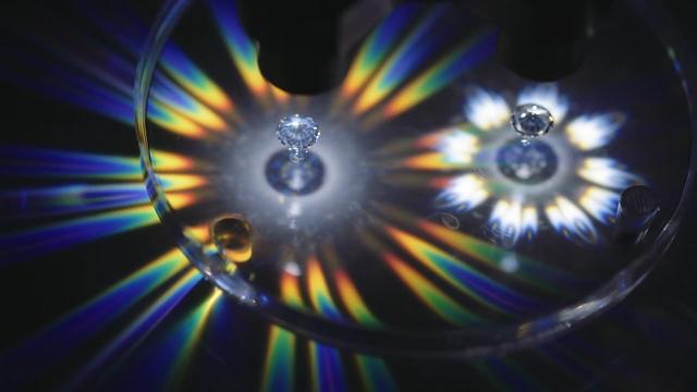 莫桑钻多少钱一克,莫桑钻和钻石的区别-第3张图片-翡翠网 莫桑钻多少钱一克,莫桑钻和钻石的区别-第3张图片-翡翠网