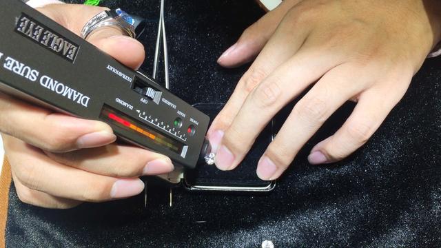 莫桑钻多少钱一克,莫桑钻和钻石的区别-第5张图片-翡翠网 莫桑钻多少钱一克,莫桑钻和钻石的区别-第5张图片-翡翠网