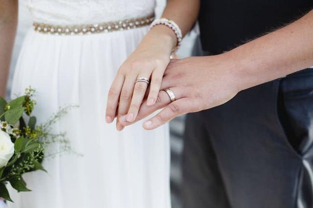 钻戒图片大全唯美图结婚戒指图片-第10张图片-翡翠网