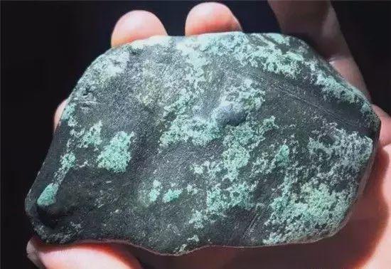 翡翠的油性越大越好,翡翠原石起油-第1张图片-翡翠网 翡翠的油性越大越好,翡翠原石起油-第1张图片-翡翠网