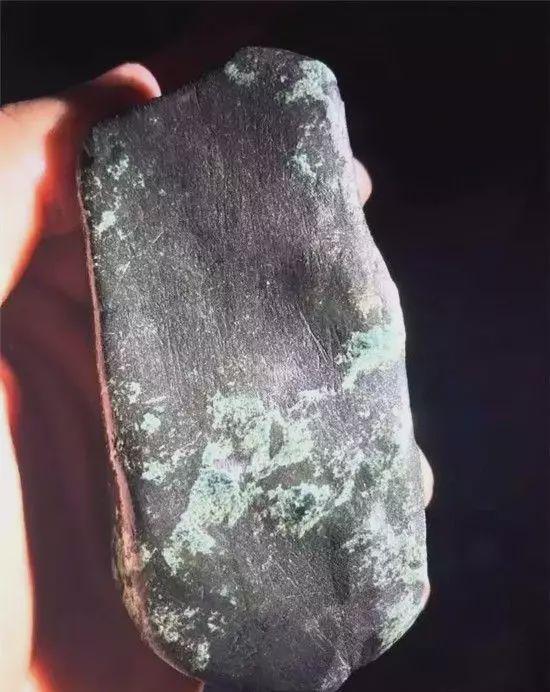 翡翠的油性越大越好,翡翠原石起油-第2张图片-翡翠网 翡翠的油性越大越好,翡翠原石起油-第2张图片-翡翠网