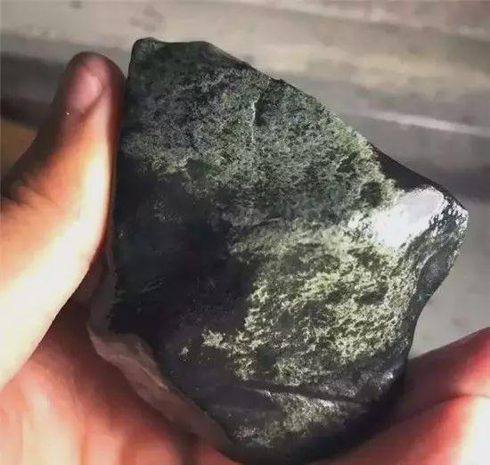 翡翠的油性越大越好,翡翠原石起油-第3张图片-翡翠网 翡翠的油性越大越好,翡翠原石起油-第3张图片-翡翠网