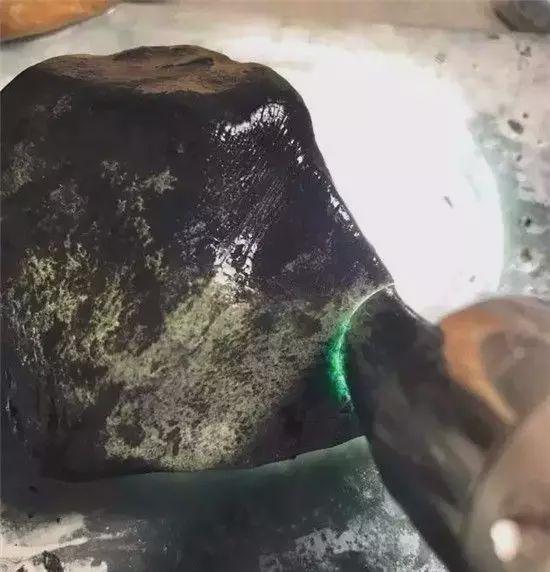 翡翠的油性越大越好,翡翠原石起油-第4张图片-翡翠网 翡翠的油性越大越好,翡翠原石起油-第4张图片-翡翠网