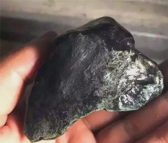 翡翠的油性越大越好,翡翠原石起油-第5张图片-翡翠网 翡翠的油性越大越好,翡翠原石起油-第5张图片-翡翠网