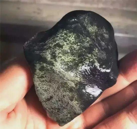 翡翠的油性越大越好,翡翠原石起油-第6张图片-翡翠网 翡翠的油性越大越好,翡翠原石起油-第6张图片-翡翠网