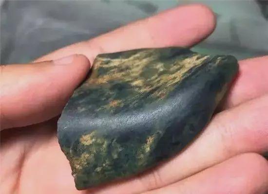 翡翠的油性越大越好,翡翠原石起油-第7张图片-翡翠网 翡翠的油性越大越好,翡翠原石起油-第7张图片-翡翠网