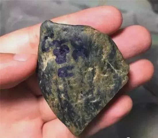 翡翠的油性越大越好,翡翠原石起油-第8张图片-翡翠网 翡翠的油性越大越好,翡翠原石起油-第8张图片-翡翠网