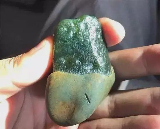 翡翠的油性越大越好,翡翠原石起油-第9张图片-翡翠网 翡翠的油性越大越好,翡翠原石起油-第9张图片-翡翠网