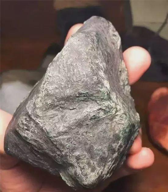 翡翠的油性越大越好,翡翠原石起油-第10张图片-翡翠网 翡翠的油性越大越好,翡翠原石起油-第10张图片-翡翠网