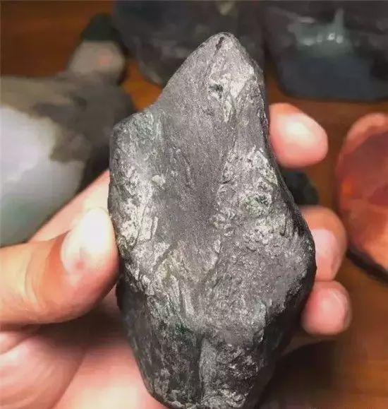 翡翠的油性越大越好,翡翠原石起油-第11张图片-翡翠网 翡翠的油性越大越好,翡翠原石起油-第11张图片-翡翠网