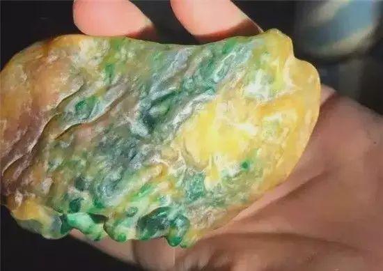 翡翠的油性越大越好,翡翠原石起油-第12张图片-翡翠网 翡翠的油性越大越好,翡翠原石起油-第12张图片-翡翠网