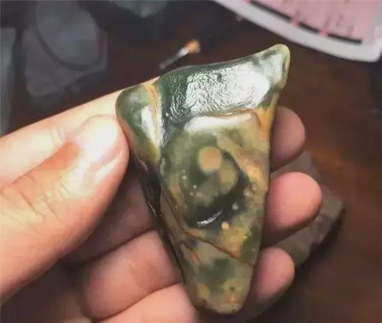 翡翠的油性越大越好,翡翠原石起油-第13张图片-翡翠网 翡翠的油性越大越好,翡翠原石起油-第13张图片-翡翠网