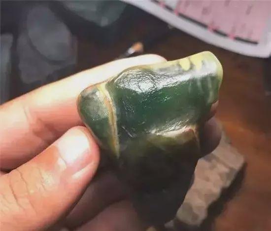 翡翠的油性越大越好,翡翠原石起油-第14张图片-翡翠网 翡翠的油性越大越好,翡翠原石起油-第14张图片-翡翠网
