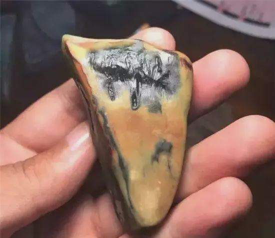 翡翠的油性越大越好,翡翠原石起油-第15张图片-翡翠网 翡翠的油性越大越好,翡翠原石起油-第15张图片-翡翠网