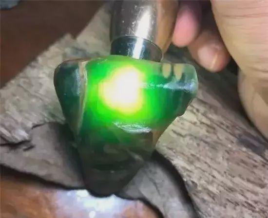 翡翠的油性越大越好,翡翠原石起油-第16张图片-翡翠网 翡翠的油性越大越好,翡翠原石起油-第16张图片-翡翠网