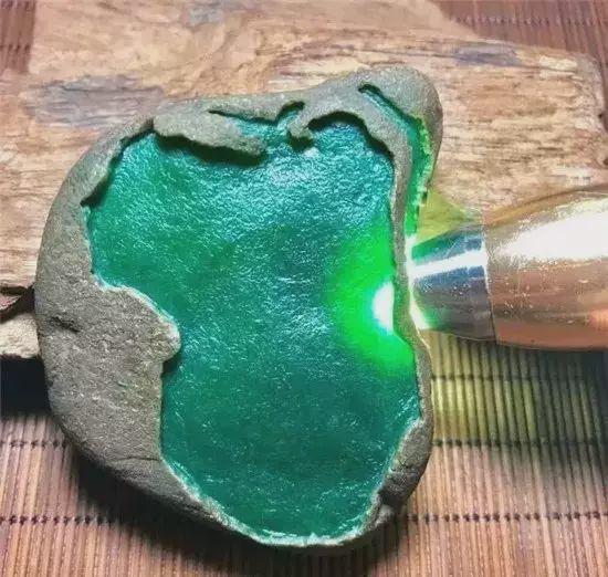 翡翠的油性越大越好,翡翠原石起油-第17张图片-翡翠网 翡翠的油性越大越好,翡翠原石起油-第17张图片-翡翠网