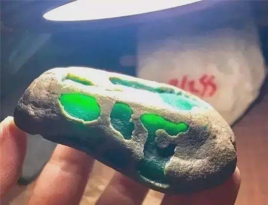 翡翠的油性越大越好,翡翠原石起油-第18张图片-翡翠网 翡翠的油性越大越好,翡翠原石起油-第18张图片-翡翠网