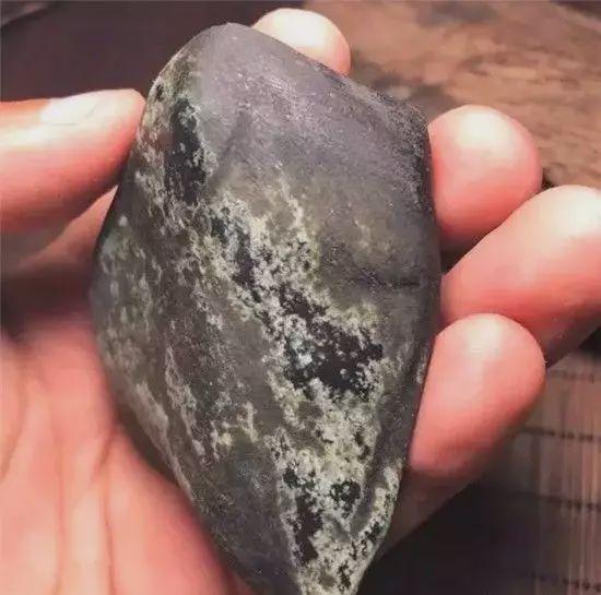 翡翠的油性越大越好,翡翠原石起油-第19张图片-翡翠网 翡翠的油性越大越好,翡翠原石起油-第19张图片-翡翠网