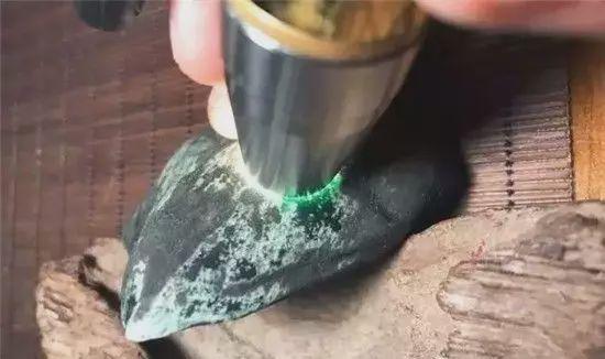 翡翠的油性越大越好,翡翠原石起油-第20张图片-翡翠网 翡翠的油性越大越好,翡翠原石起油-第20张图片-翡翠网