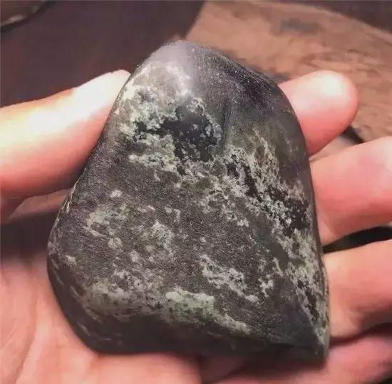 翡翠的油性越大越好,翡翠原石起油-第21张图片-翡翠网 翡翠的油性越大越好,翡翠原石起油-第21张图片-翡翠网