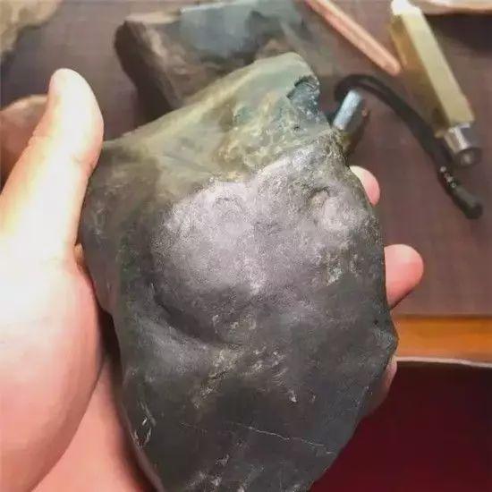 翡翠的油性越大越好,翡翠原石起油-第22张图片-翡翠网 翡翠的油性越大越好,翡翠原石起油-第22张图片-翡翠网