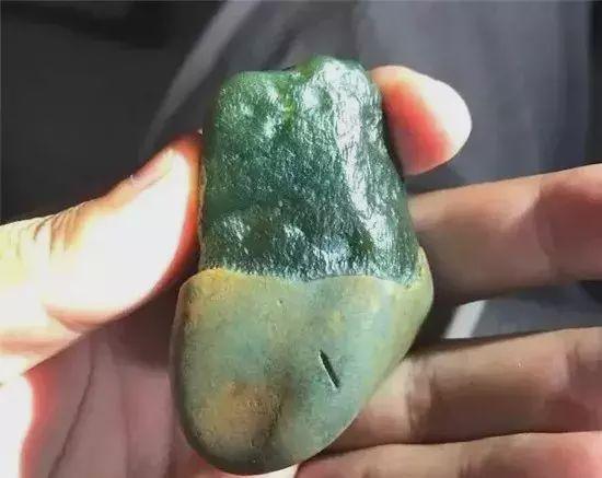 翡翠的油性越大越好,翡翠原石起油-第23张图片-翡翠网 翡翠的油性越大越好,翡翠原石起油-第23张图片-翡翠网