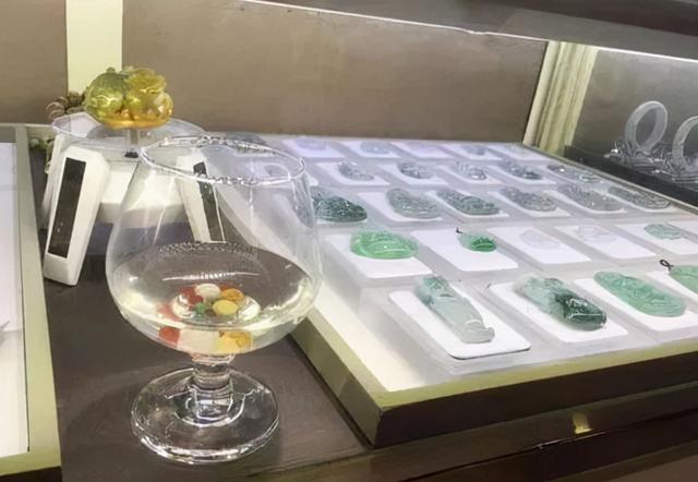 翡翠珠宝公司简介,翡翠珠宝保养知识-第3张图片-翡翠网 翡翠珠宝公司简介,翡翠珠宝保养知识-第3张图片-翡翠网