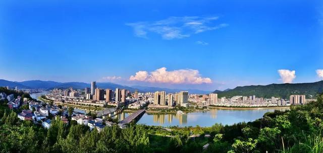 翡翠原石加工过程资中翡翠原石成品-第2张图片-翡翠网 翡翠原石加工过程资中翡翠原石成品-第2张图片-翡翠网