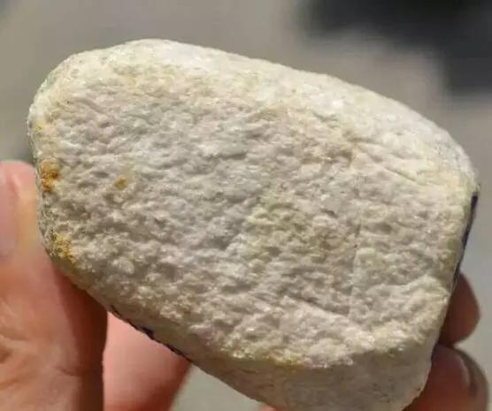 木那白岩沙皮翡翠特征缅甸白岩砂翡翠原石-第2张图片-翡翠网 木那白岩沙皮翡翠特征缅甸白岩砂翡翠原石-第2张图片-翡翠网