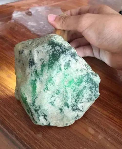 木那白岩沙皮翡翠特征缅甸白岩砂翡翠原石-第6张图片-翡翠网 木那白岩沙皮翡翠特征缅甸白岩砂翡翠原石-第6张图片-翡翠网