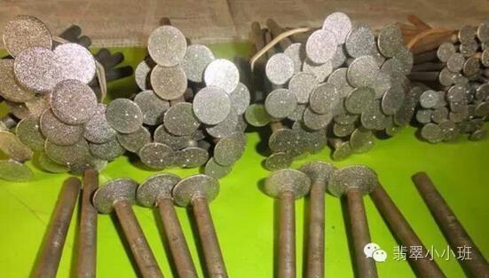 没有切割机怎么切圆石,翡翠原石切割机-第9张图片-翡翠网 没有切割机怎么切圆石,翡翠原石切割机-第9张图片-翡翠网