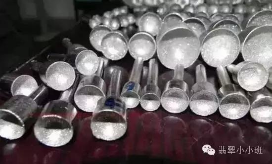 没有切割机怎么切圆石,翡翠原石切割机-第21张图片-翡翠网 没有切割机怎么切圆石,翡翠原石切割机-第21张图片-翡翠网