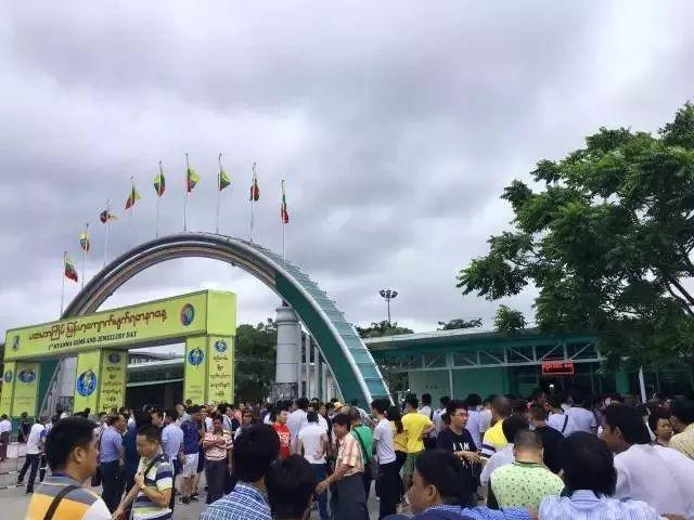 山西切垮的翡翠原石,切垮最大的翡翠原石-第1张图片-翡翠网 山西切垮的翡翠原石,切垮最大的翡翠原石-第1张图片-翡翠网