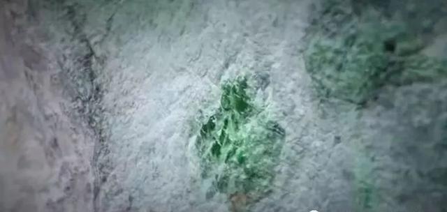 山西切垮的翡翠原石,切垮最大的翡翠原石-第14张图片-翡翠网 山西切垮的翡翠原石,切垮最大的翡翠原石-第14张图片-翡翠网