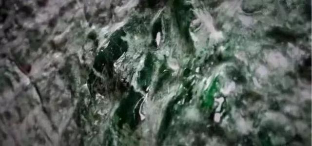山西切垮的翡翠原石,切垮最大的翡翠原石-第17张图片-翡翠网