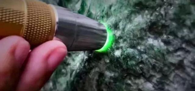 山西切垮的翡翠原石,切垮最大的翡翠原石-第18张图片-翡翠网 山西切垮的翡翠原石,切垮最大的翡翠原石-第18张图片-翡翠网