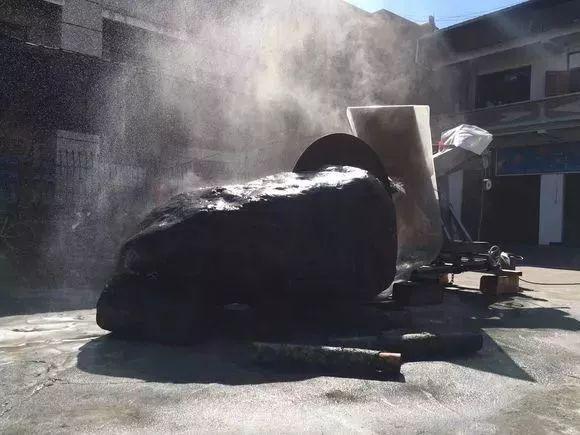 山西切垮的翡翠原石,切垮最大的翡翠原石-第21张图片-翡翠网 山西切垮的翡翠原石,切垮最大的翡翠原石-第21张图片-翡翠网