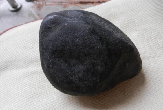 翡翠原石和翡翠毛料有什么区别,翡翠玉石原石毛料知识-第1张图片-翡翠网 翡翠原石和翡翠毛料有什么区别,翡翠玉石原石毛料知识-第1张图片-翡翠网