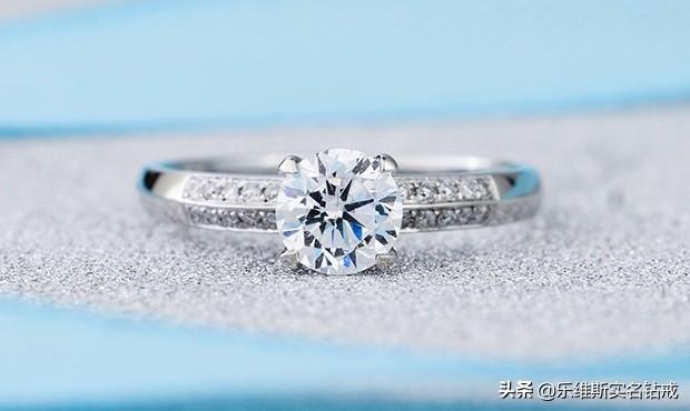求婚钻石戒指,求婚钻戒跟结婚对戒区别-第1张图片-翡翠网