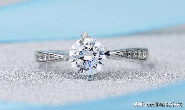 求婚钻石戒指,求婚钻戒跟结婚对戒区别-第3张图片-翡翠网